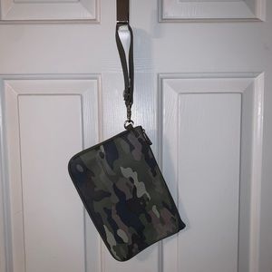 ✨ Thirty One Camo Wristlet ✨